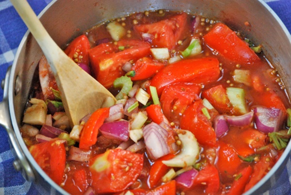 Ketchup con le proprie mani dai pomodori: ricette passo-passo per la raccolta per l'inverno