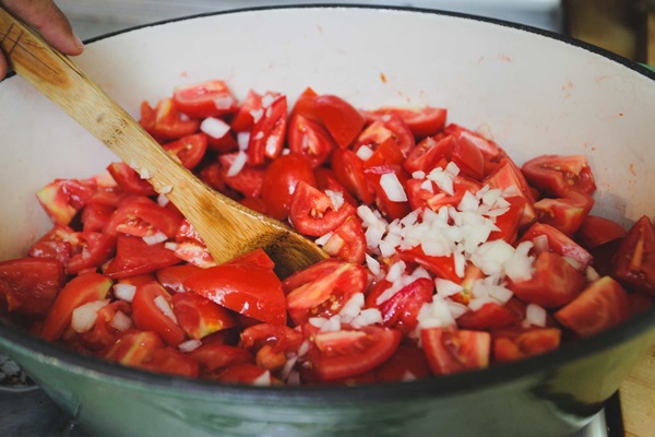 Ketchup con le proprie mani dai pomodori: ricette passo-passo per la raccolta per l'inverno