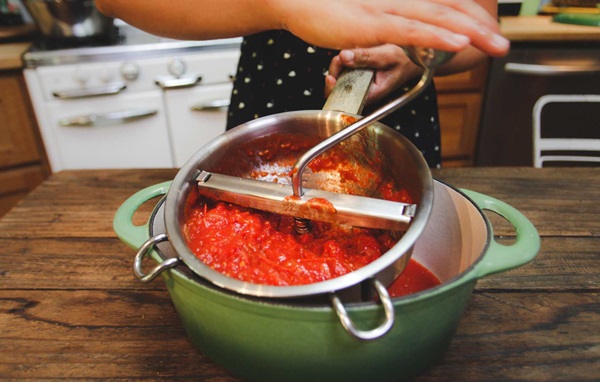Ketchup con le proprie mani dai pomodori: ricette passo-passo per la raccolta per l'inverno