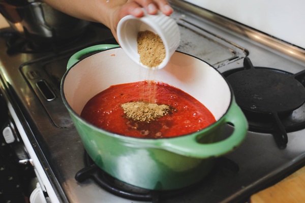 Ketchup con le proprie mani dai pomodori: ricette passo-passo per la raccolta per l'inverno