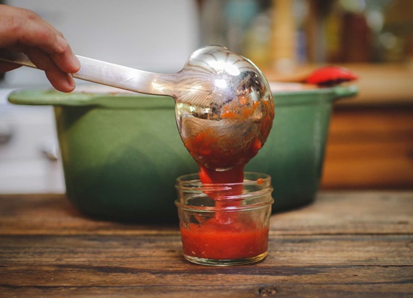 Ketchup con le proprie mani dai pomodori: ricette passo-passo per la raccolta per l'inverno