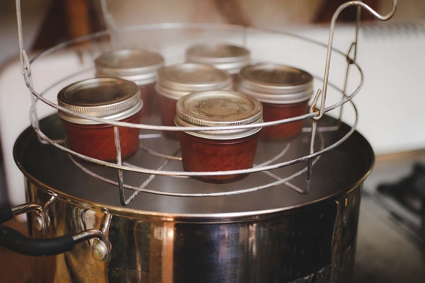 Ketchup con le proprie mani dai pomodori: ricette passo-passo per la raccolta per l'inverno