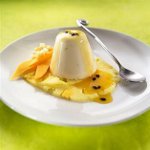 Panna cotta di cocco con salsa di prugna