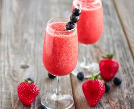 Cocktail di fragola con champagne