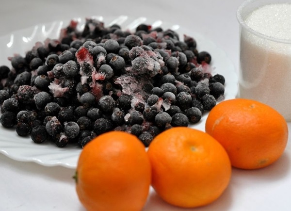 Compote dalla frittata di chokeberry