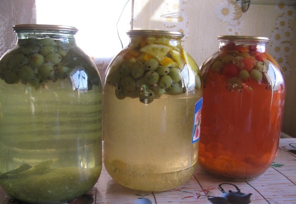 Composta di uva spina per l'inverno