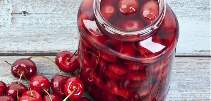 Composta fragrante dalla ciliegia per l'inverno - ricetta