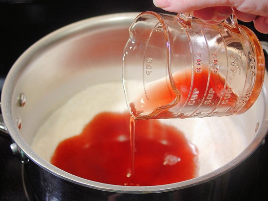 Composta fragrante dalla ciliegia per l'inverno - ricetta