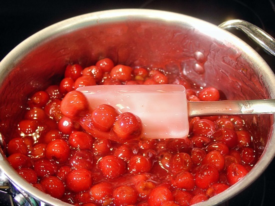 Composta fragrante dalla ciliegia per l'inverno - ricetta