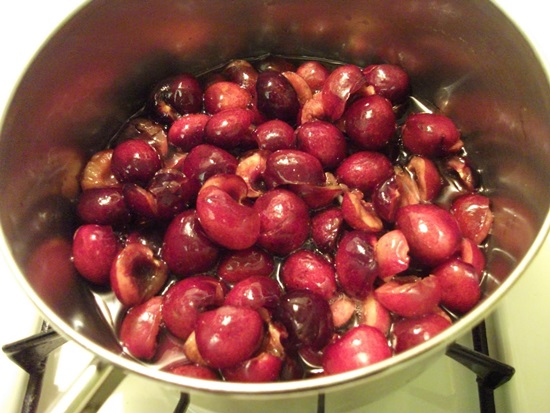 Composta fragrante dalla ciliegia per l'inverno - ricetta
