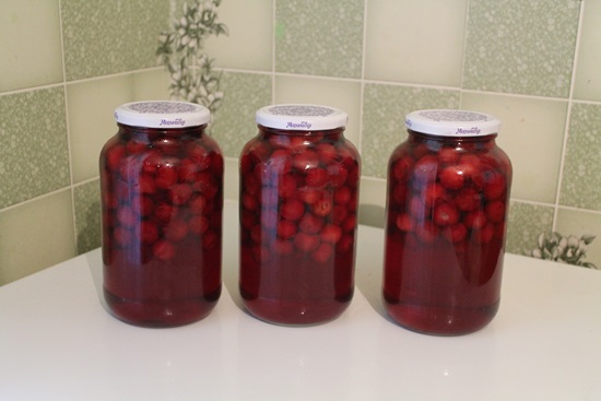 Composta fragrante dalla ciliegia per l'inverno - ricetta