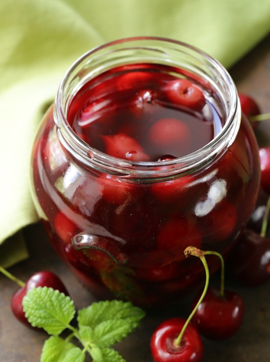 Composta fragrante dalla ciliegia per l'inverno - ricetta