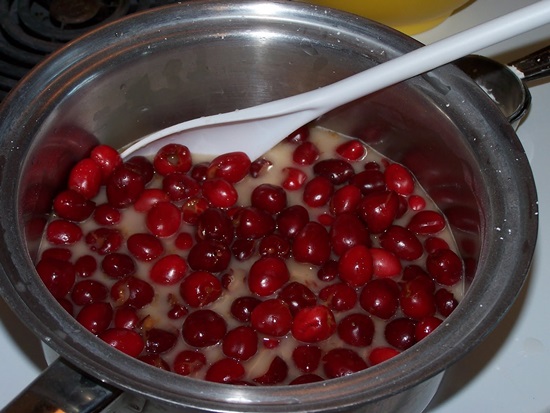 Composta fragrante dalla ciliegia per l'inverno - ricetta