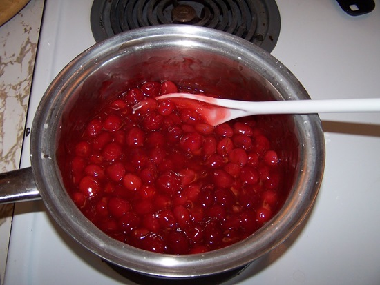Composta fragrante dalla ciliegia per l'inverno - ricetta