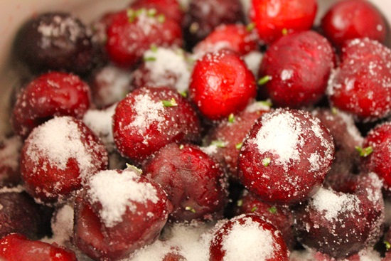 Composta fragrante dalla ciliegia per l'inverno - ricetta