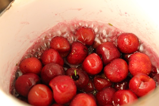 Composta fragrante dalla ciliegia per l'inverno - ricetta