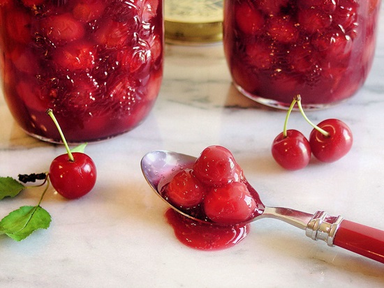 Composta fragrante dalla ciliegia per l'inverno - ricetta