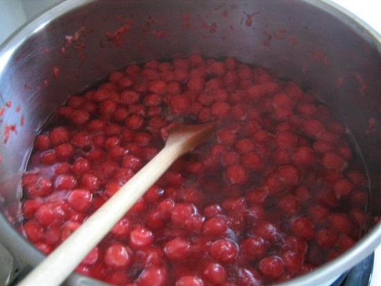 Fragrante composta di ciliegie in padella e multivark - ricetta