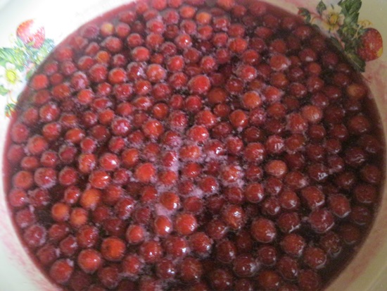 Fragrante composta di ciliegie in padella e multivark - ricetta