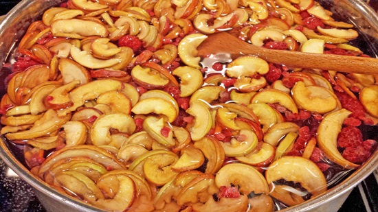 Fragrante composta di ciliegie in padella e multivark - ricetta