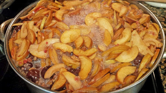 Fragrante composta di ciliegie in padella e multivark - ricetta