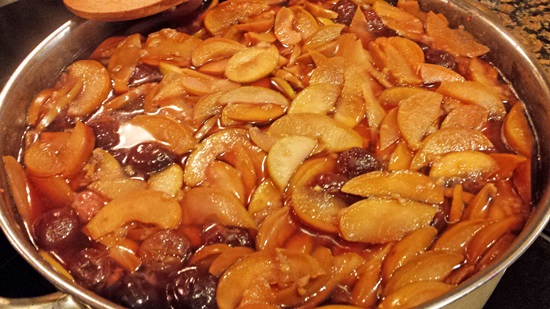 Fragrante composta di ciliegie in padella e multivark - ricetta