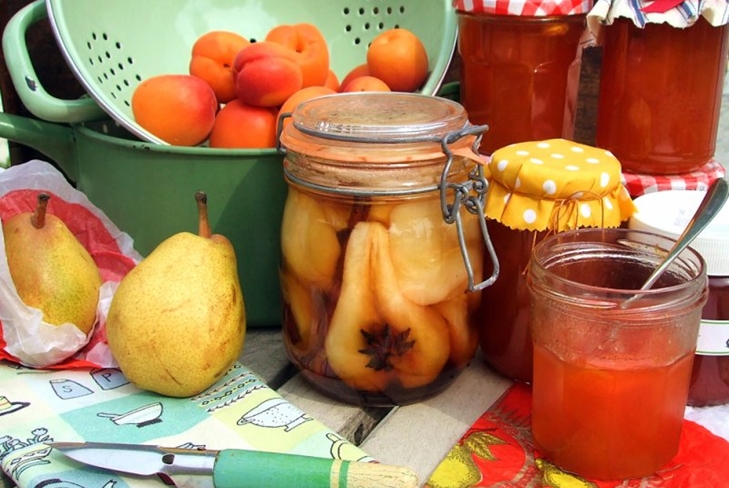 Pere in scatola in sciroppo per l'inverno - foto ricetta come cucinare