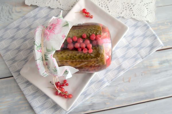Cetrioli in scatola con ribes rosso, una ricetta con una foto. Cetrioli per l'inverno senza aceto, ricetta
