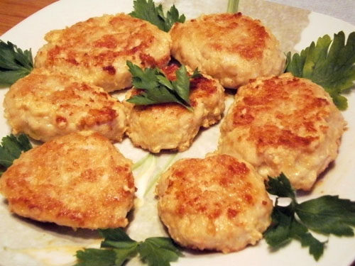 Cotolette di pollo: friggere il piatto saporito e saporito