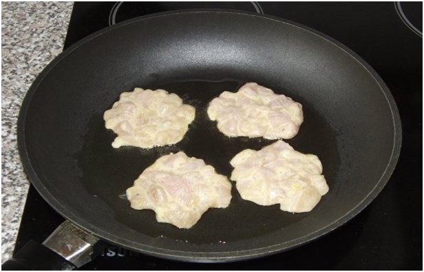 cotolette in una padella