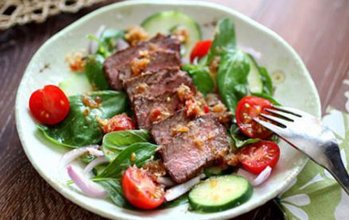 Insalata con manzo e basilico