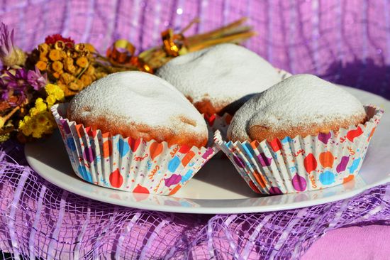 Muffin con prugne, semplice ricetta. Muffin classici, passo dopo passo cucinare a casa.