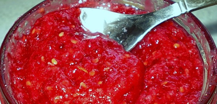 Lamponi con zucchero per l'inverno senza cottura, Pyatiminutka, nel congelatore. Ricetta per lamponi freschi, grattugiata con zucchero Lamponi con zucchero per l'inverno senza cottura, Pyatiminutka, nel congelatore. Ricetta per lamponi freschi, grattugiata con zucchero