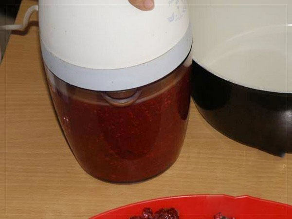 Lamponi con zucchero per l'inverno senza cottura, Pyatiminutka, nel congelatore. Ricetta per lamponi freschi, grattugiata con zucchero