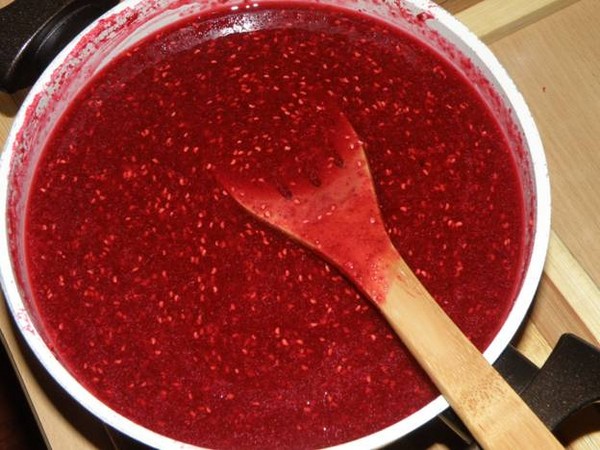 Lamponi con zucchero per l'inverno senza cottura, Pyatiminutka, nel congelatore. Ricetta per lamponi freschi, grattugiata con zucchero
