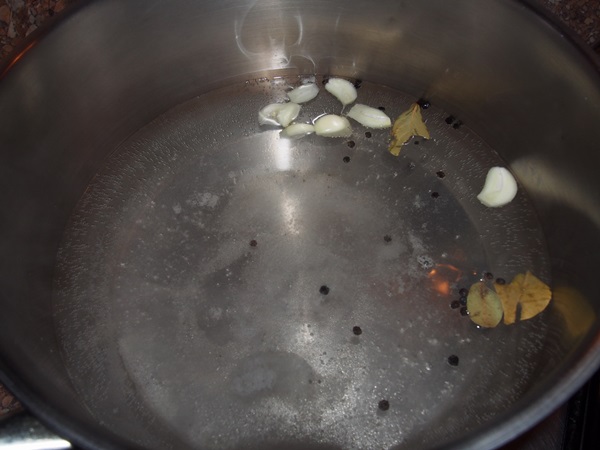 Cetriolo croccante alla luce in una casseruola
