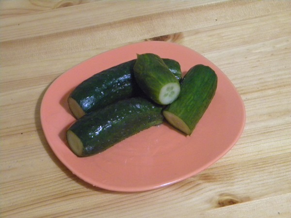 Cetriolo croccante alla luce in una casseruola