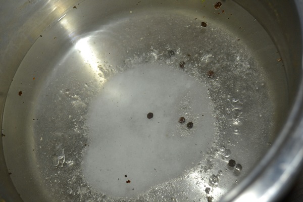 Cetriolo croccante alla luce in una casseruola