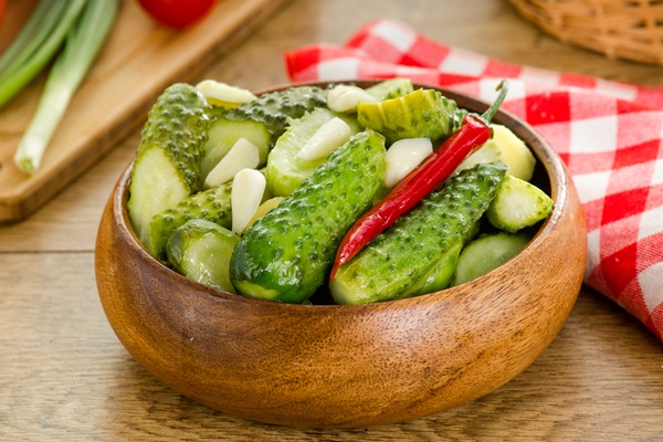 Cetriolo croccante alla luce in una casseruola