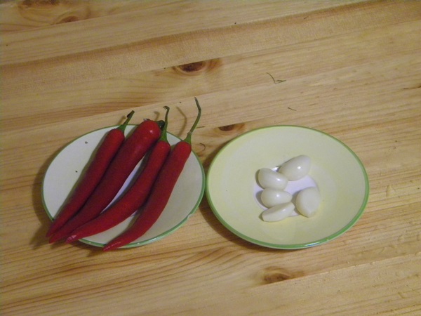 Cetriolo croccante alla luce in una casseruola