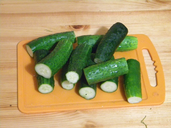 Cetriolo croccante alla luce in una casseruola