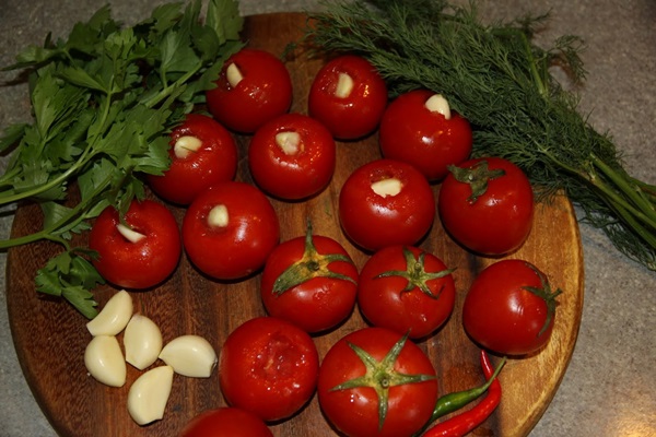 Pomodori appena salati in una borsa e una casseruola