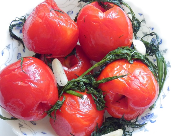 Pomodori appena salati in una borsa e una casseruola