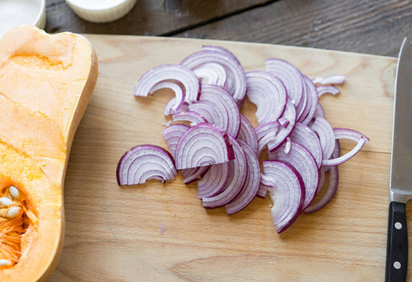 Una ricetta inusuale: una deliziosa insalata con zucca e cipolle in frittura profonda