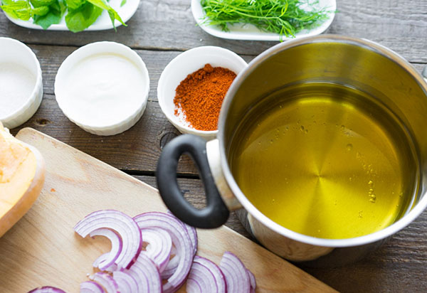 Una ricetta inusuale: una deliziosa insalata con zucca e cipolle in frittura profonda
