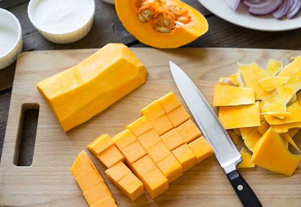 Una ricetta inusuale: una deliziosa insalata con zucca e cipolle in frittura profonda