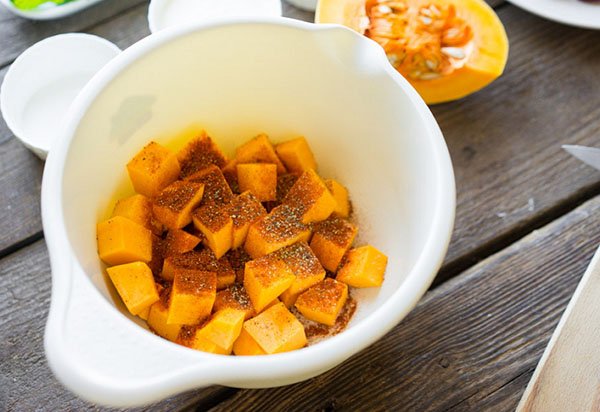 Una ricetta inusuale: una deliziosa insalata con zucca e cipolle in frittura profonda
