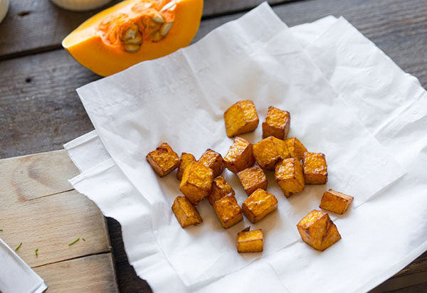 Una ricetta inusuale: una deliziosa insalata con zucca e cipolle in frittura profonda