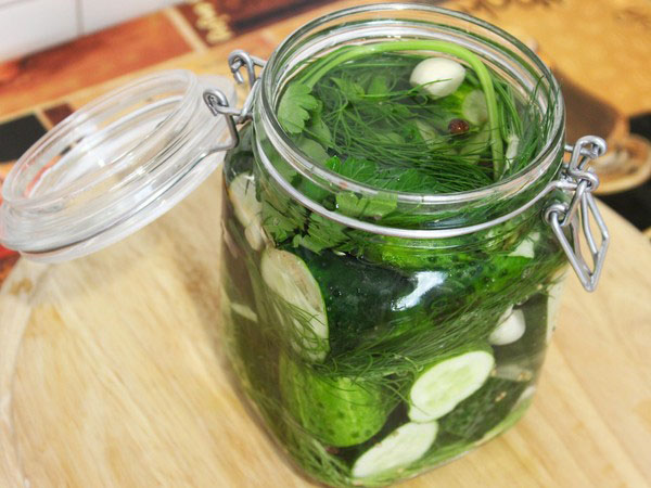 Cetrioli alla maniera fredda sotto berretto di nylon e metallo. Raccogliendo i cetrioli in modo freddo per l'inverno: con senape, vodka, aceto libero Cetrioli alla maniera fredda sotto berretto di nylon e metallo. Raccogliendo i cetrioli in modo freddo per l'inverno: con senape, vodka, aceto libero