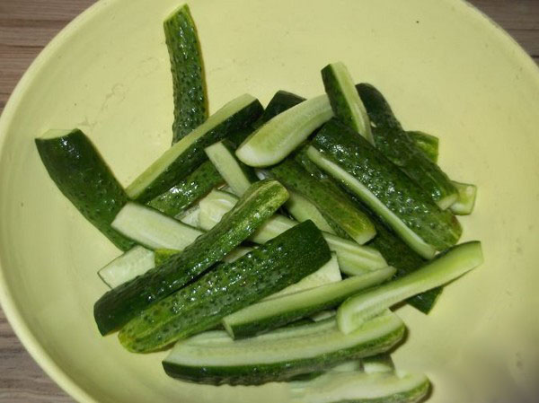 Cetrioli alla maniera fredda sotto berretto di nylon e metallo. Raccogliendo i cetrioli in modo freddo per l'inverno: con senape, vodka, aceto libero